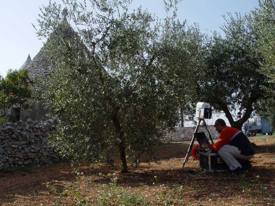 Ein terrestrischer Laserscanner bei der Vermessung einer bebauten Umgebung.