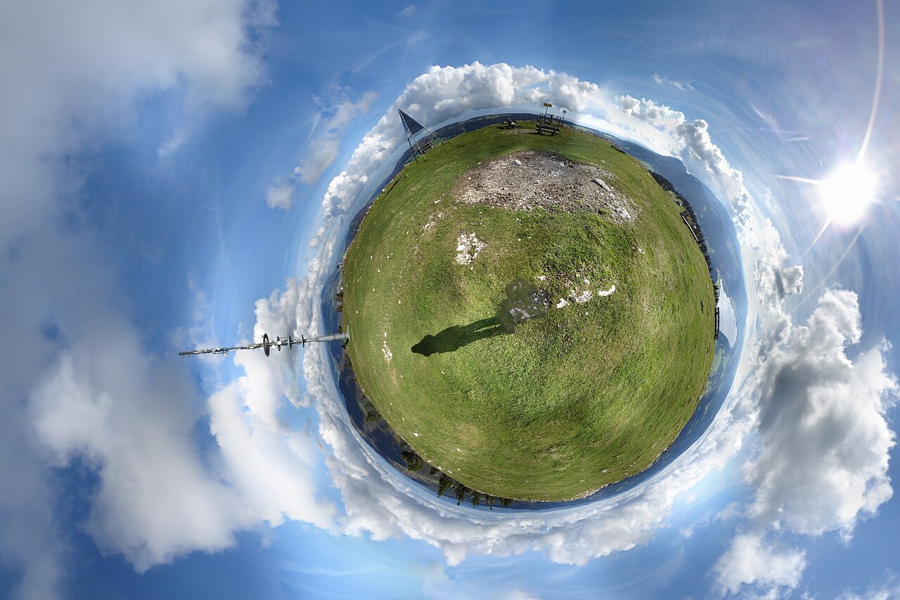 Ein 360°-Equirektangular-Panorama, die Art von Bildmaterial, die eine einzige Fahrt erfasst.